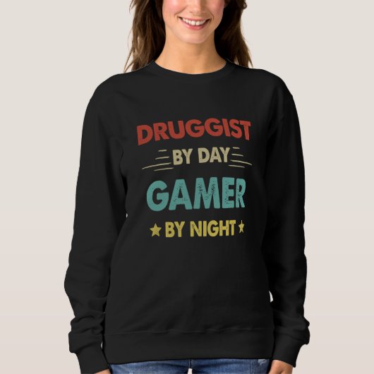 Retro Druggist By Day Gamer By Night スウェットシャツ (正面)