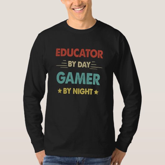 Retro Educator By Day Gamer By Night Tシャツ (正面)