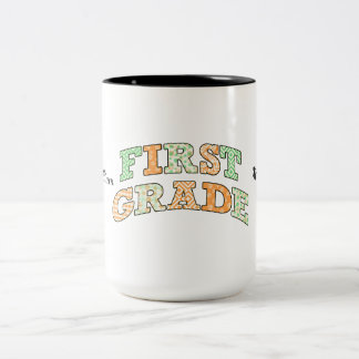 Retro First Grade Back to School Typography ツートーンマグカップ