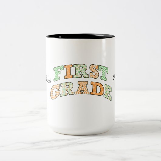 Retro First Grade Back to School Typography ツートーンマグカップ (中央)