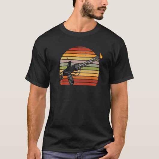 Retro Flame Thrower Flamethrower Hot Burn Tシャツ (正面)