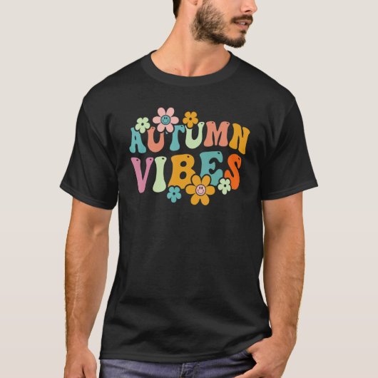 Retro Floral Autumn Vibes Cozy Season Fall Thanksg Tシャツ (正面)