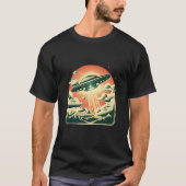 Retro Flying Saucer UFO Over Mountains Pulp Pop St Tシャツ (正面)