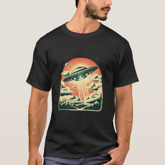 Retro Flying Saucer UFO Over Mountains Pulp Pop St Tシャツ (正面)