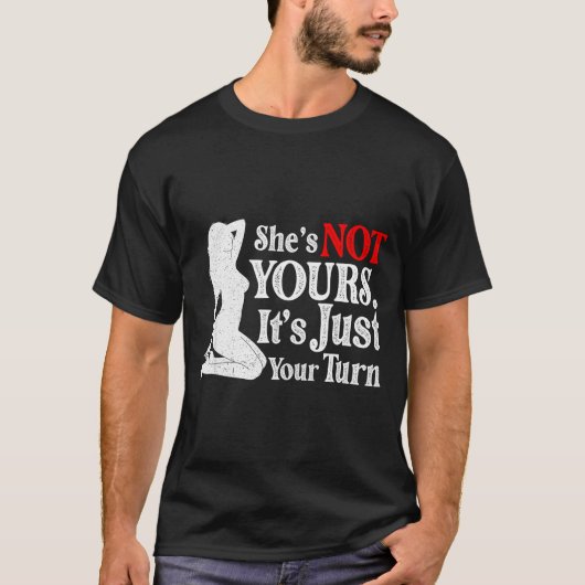 Retro Funny Sarcastic She Is Not Yours It Is Just  Tシャツ (正面)