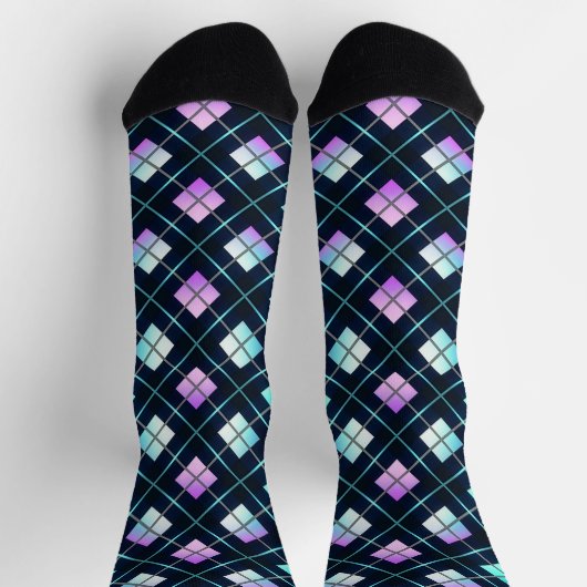 Retro Futuristic Black, Blue & Pink Argyle Pattern ソックス (上部)