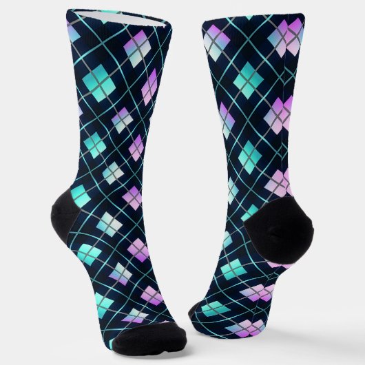 Retro Futuristic Black, Blue & Pink Argyle Pattern ソックス (傾斜あり)