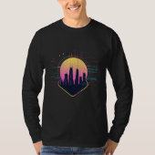 Retro Futuristic Neon Cityscape Tech Tシャツ (正面)