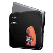 Retro Gamer Capybara Laptop Sleeve – Old School St ラップトップスリーブ (正面左)
