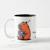 Retro Gamer Capybara Mug – Old School Vibes ツートーンマグカップ (左)