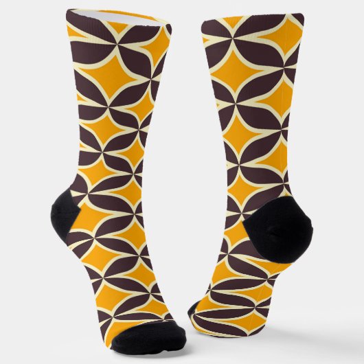Retro geometric pattern yellow and brown leaf ソックス (傾斜あり)