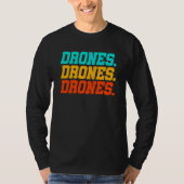 Retro Graphic Drone Flying Quadcopter Pilot RC Dro Tシャツ (正面)