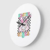Retro Groovy Easter Vibes Bunny Checkered Smile Wo ラージ壁時計 (傾斜)