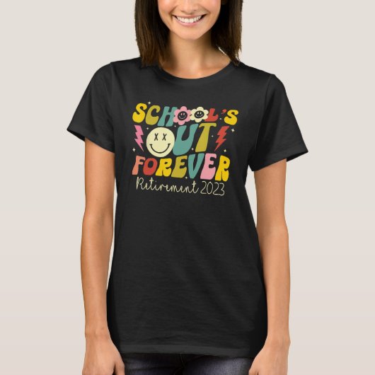 Retro Groovy School's Out Forever Retired 2023 Tea Tシャツ (正面)