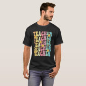 Retro Groovy Teacher Inspirational Happy First Day Tシャツ (正面フル)