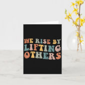 Retro Groovy We Rise By Lifting Others Motivationa カード (黄色い花)