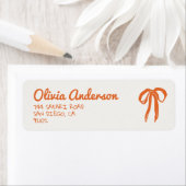 Retro Hand Drawn Written Orange Bow Baby Shower ラベル (インサイチュ)