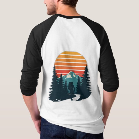 Retro Hiker Mountain Adventure Tシャツ (裏面)