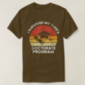 Retro I survived MY wife's Doctorate Program PhDs Tシャツ (デザイン正面)