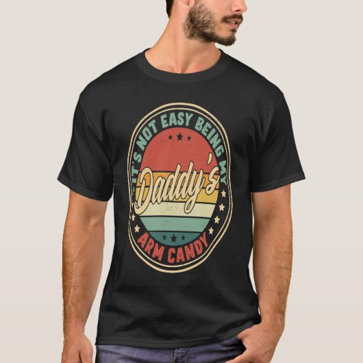 Retro It's Not Easy Being My Daddys Arm Candy Tシャツ (正面)
