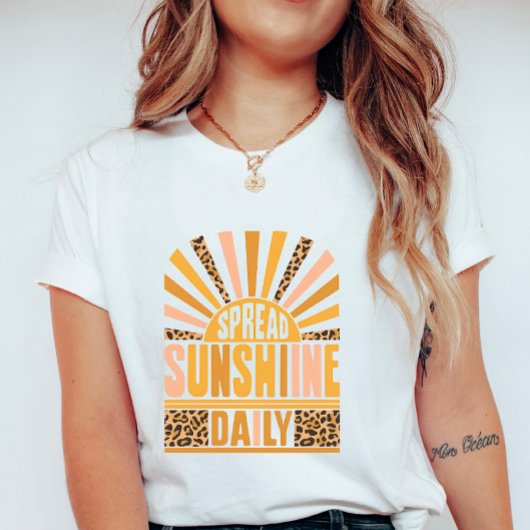 Retro Leopard Sunburst; Spread Sunshine Daily Tシャツ