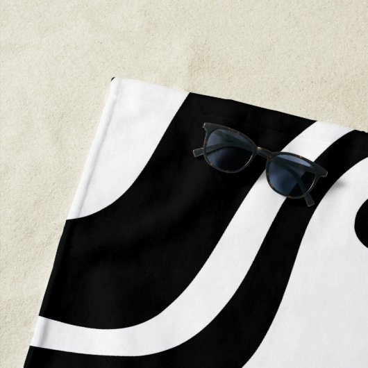Retro Liquid Swirl Abstract Pattern Black & White ビーチタオル (インサイチュ)