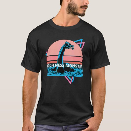 Retro Loch Ness Monster Cryptid  Nessie Vaporwave Tシャツ (正面)