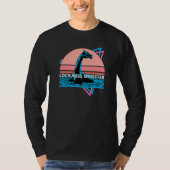 Retro Loch Ness Monster Cryptid Nessie Vaporwave Tシャツ (正面)