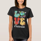 Retro Love World Earth Day 2023 Teacher Aide Tシャツ (正面)