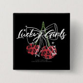 Retro Lucky Girls Cherry Quote 缶バッジ (正面)