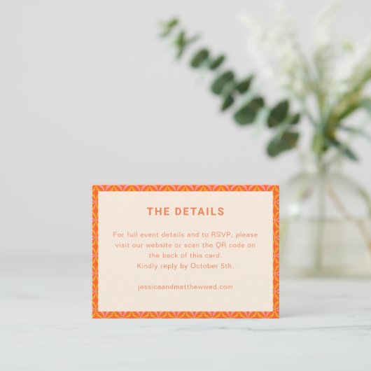 Retro Modern Orange Geometric Wedding RSVP QR Code エンクロージャーカード (スタンド正面)