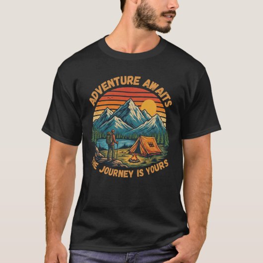 Retro Mountain Camping Hiking Adventure Tシャツ (正面)