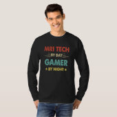 Retro Mri Tech By Day Gamer By Night Tシャツ (正面フル)