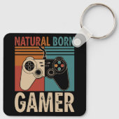 Retro Natural Born Gamer Funny キーホルダー (裏面)