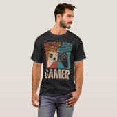 Retro Natural Born Gamer Funny Tシャツ (正面フル)