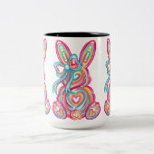 Retro Neon Abstract Swirl Easter Bunny Graphic ツートーンマグカップ (中央)