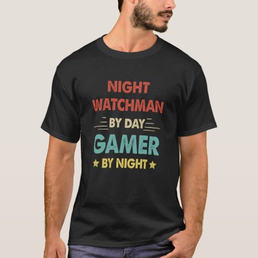 Retro Night Watchman By Day Gamer By Night Tシャツ (正面)