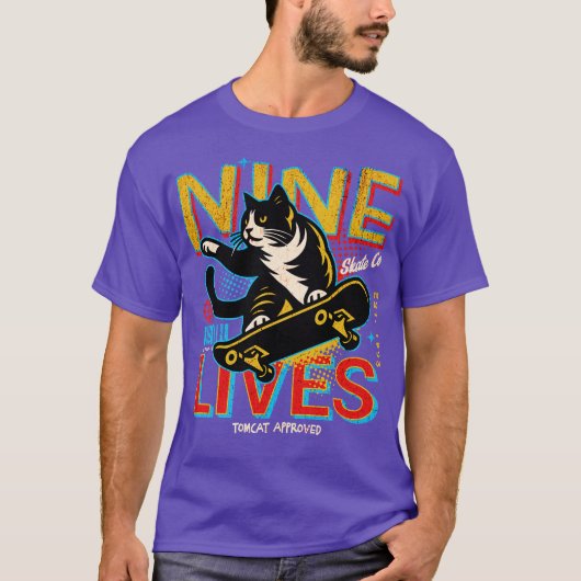 Retro Nine Lives Skate Co Funny Skateboarding Cat Tシャツ (正面)