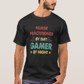 Retro Nurse Practitioner By Day Gamer By Night Tシャツ (正面)