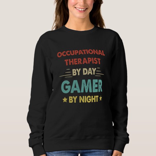 Retro Occupational Therapist By Day Gamer By Night スウェットシャツ (正面)