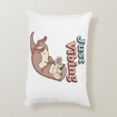 Retro Otter Just Vibing Rectangular Pillow アクセントクッション (裏面(縦))