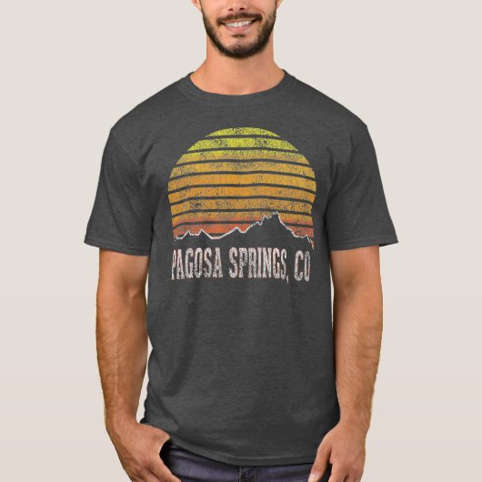 Retro Pagosa Springs Colorado Mountain Sunset Tシャツ (正面)