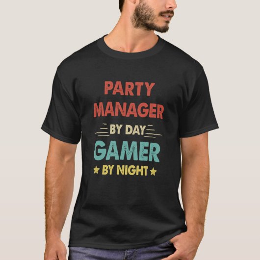 Retro Party Manager By Day Gamer By Night Tシャツ (正面)