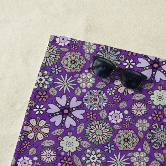 Retro Pastel Pink Purple Floral Seamless Pattern ビーチタオル (インサイチュ)