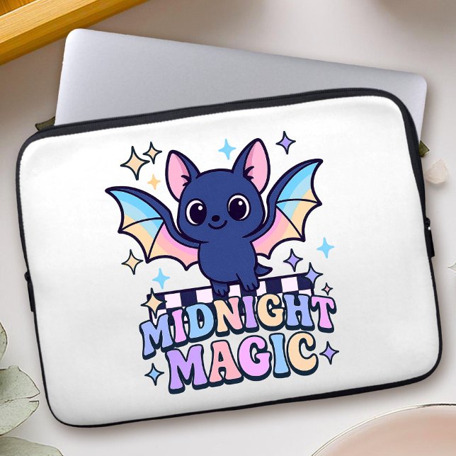 Retro Pastelcore Cute Halloween Bat & Checkerboard ラップトップスリーブ (The midnight magic kawaii bat design shines with retro pastel charm.)