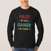 Retro Pilot By Day Gamer By Night Tシャツ (正面)