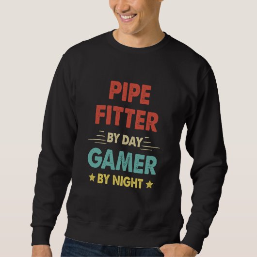 Retro Pipe Fitter By Day Gamer By Night スウェットシャツ (正面)