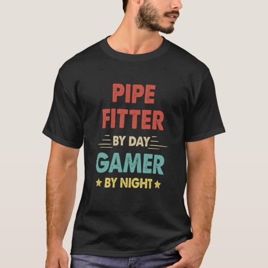 Retro Pipe Fitter By Day Gamer By Night Tシャツ (正面)