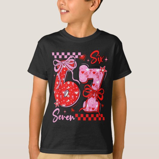 Retro Preppy Coquette Bow 6 7 Six Seven Love Valen Tシャツ (正面)