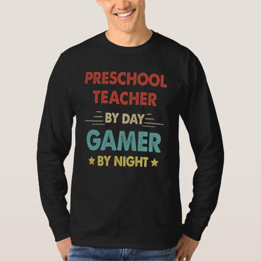 Retro Preschool Teacher By Day Gamer By Night Tシャツ (正面)